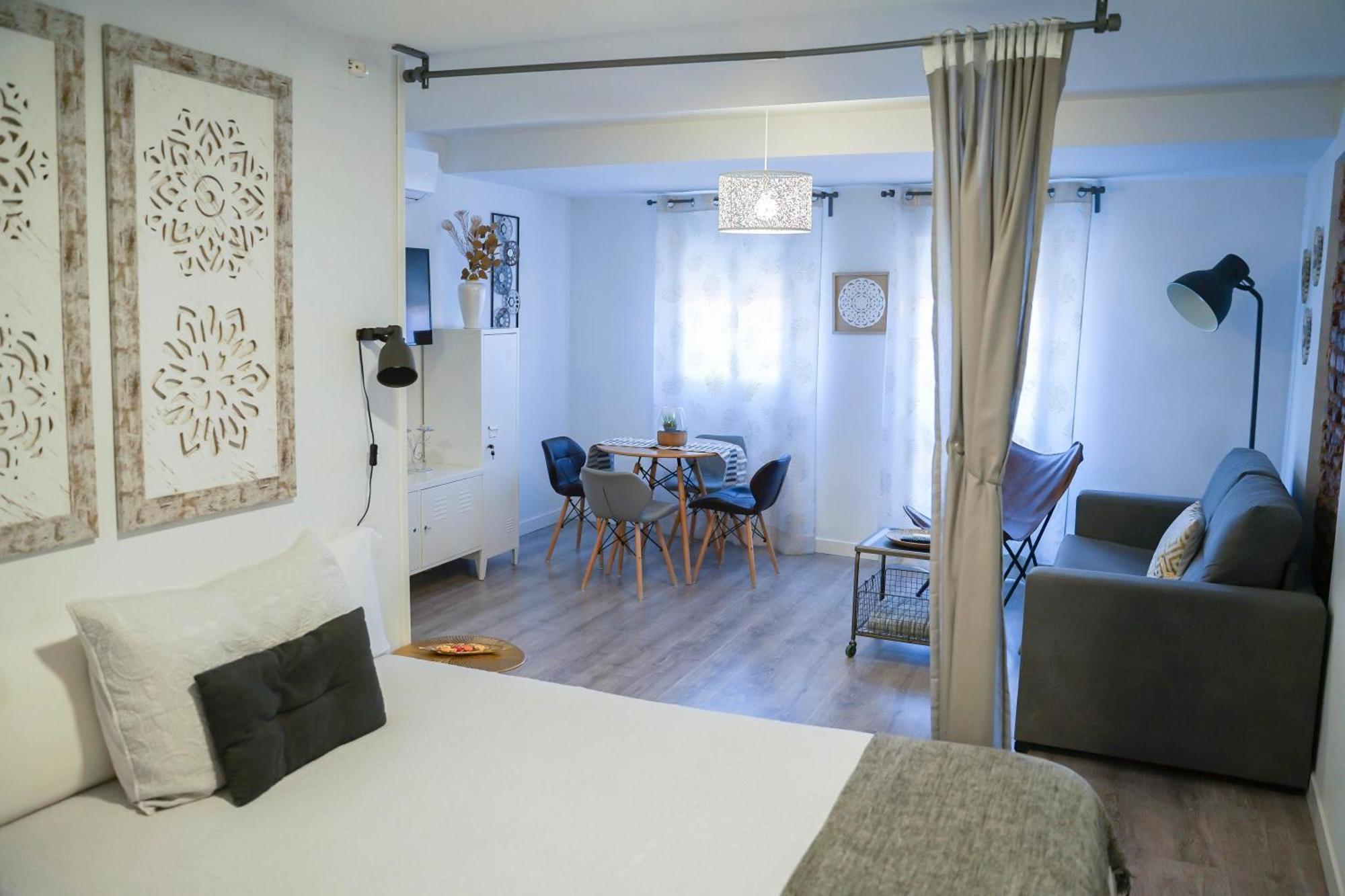 Apartamentos Suites Cariátide Plasencia Exterior foto